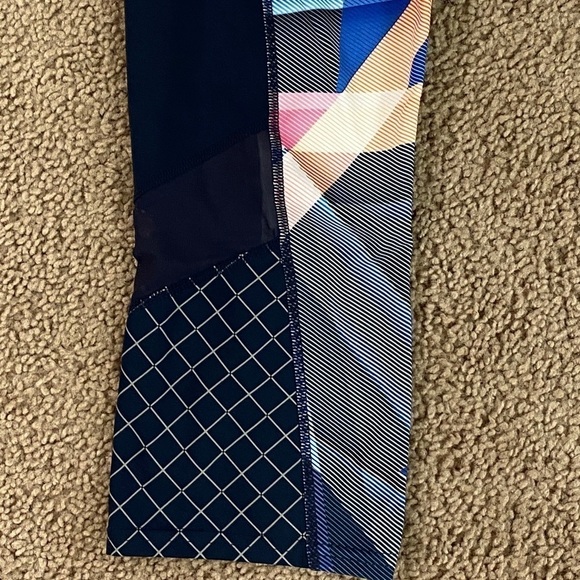 𝅺Athleta Women’s Electric Geo Sonar Capri Tights Blue Black & White Colors Sz M - Picture 8 of 15